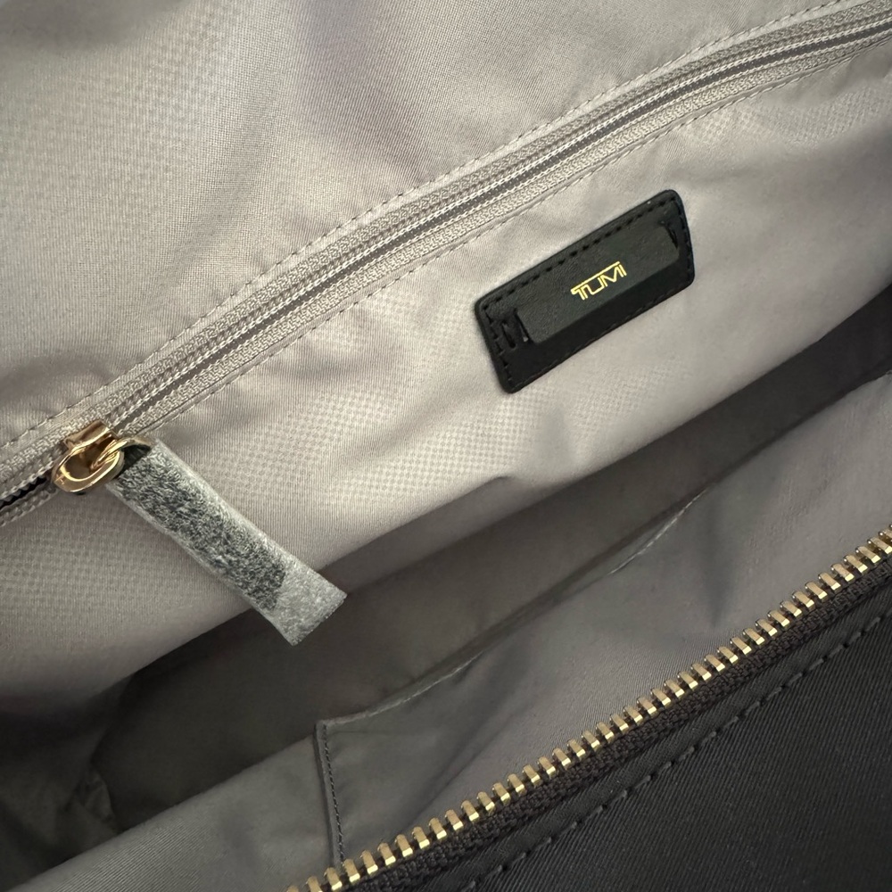 Tumi Voyageur Q Tote NWT - Picture 3 of 7